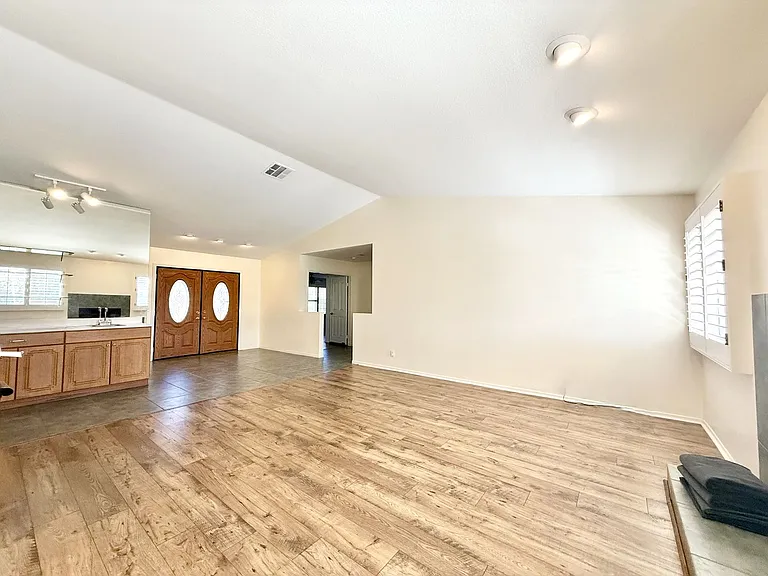 39850 Regency Way — Photo 3