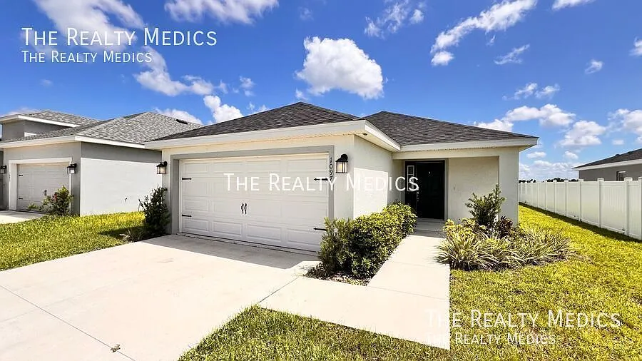 Beautiful 3-Bed, 3-Bath Home With Spacious Backyard! — Photo 4