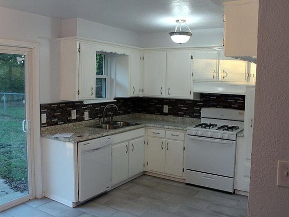 (2) 3909 Parkwood Ln - Kitchen