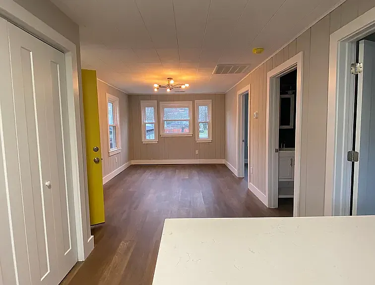 2031 Lyndon Ave — Photo 2