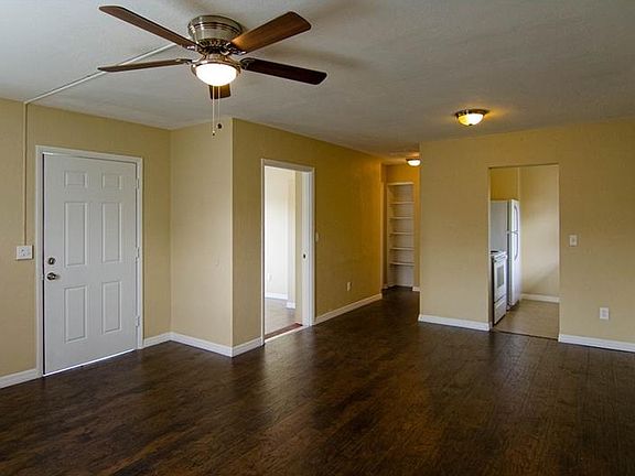 3rd image of 878 Roberts Blvd
