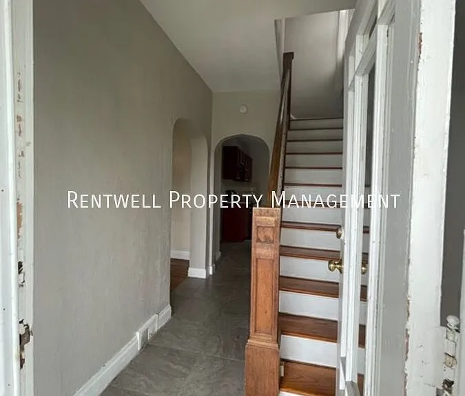 2083 Plainview Ave — Photo 2