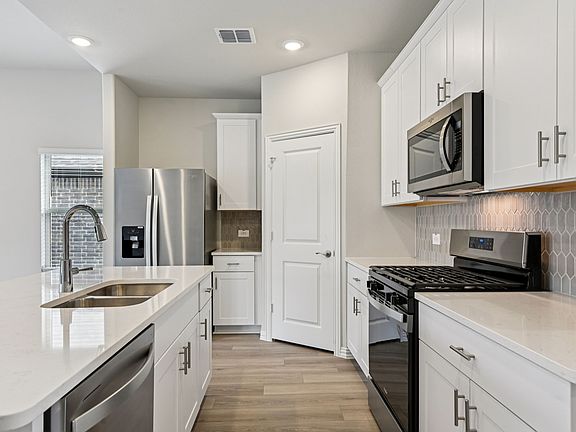 3rd image of 2113 Longchamp Ln