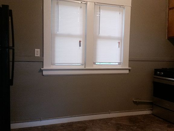 3rd image of 1129 Davis Ave NW