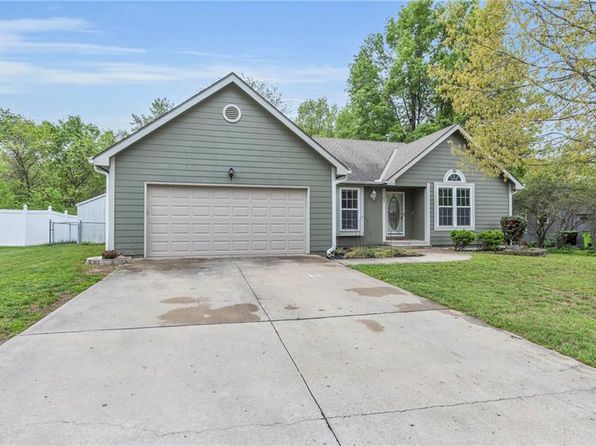 703 Oakwood St, Harrisonville, MO 64701