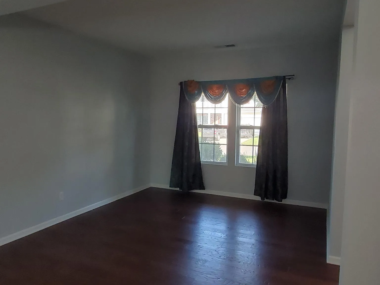5 bed, 3000 sqft, $2,975 — Photo 2
