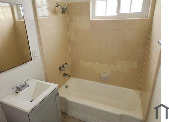 4th image of 1621 W 226th St APT 5