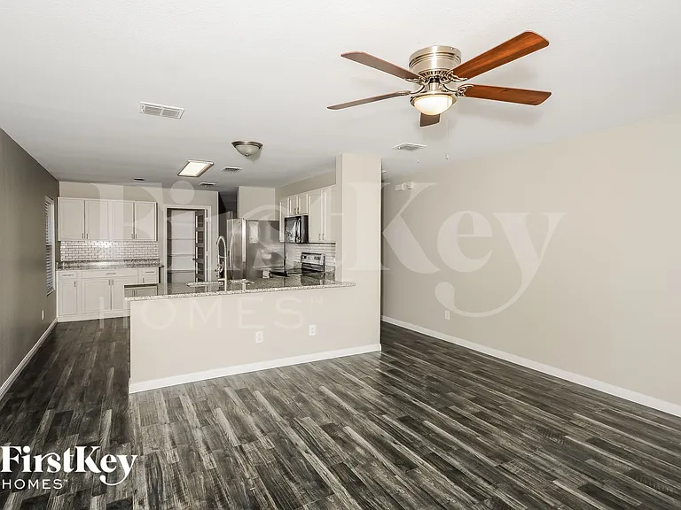 1207 Bellevue Dr — Photo 2