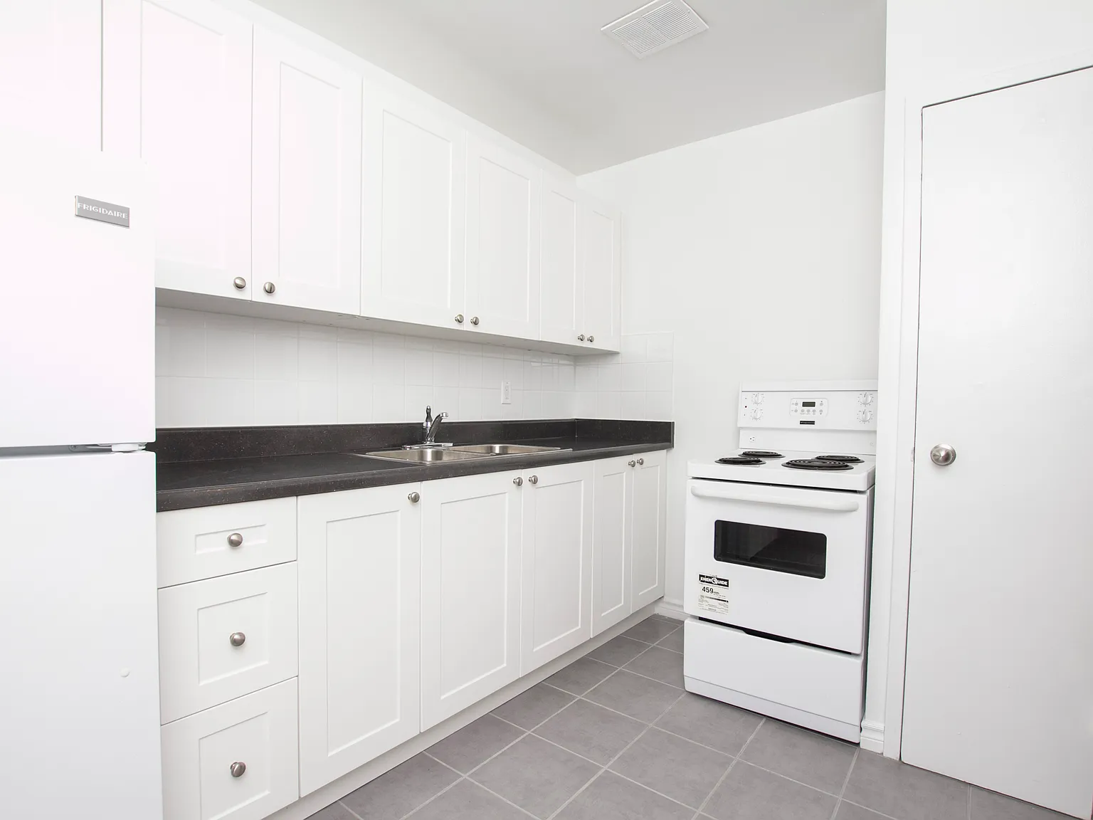 Churchill Court Apartments — Photo 1