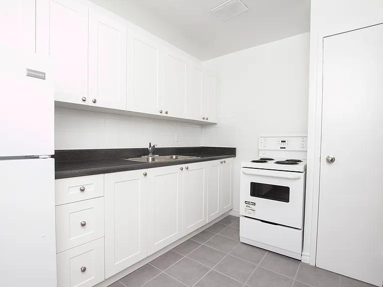 196 Churchill Rd S — Photo 1