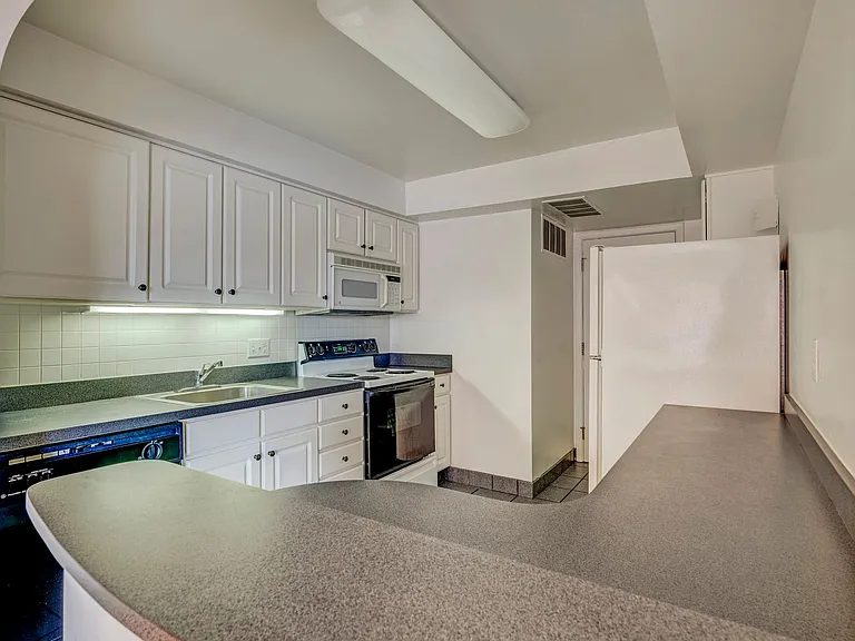 3208 Warren — Photo 17