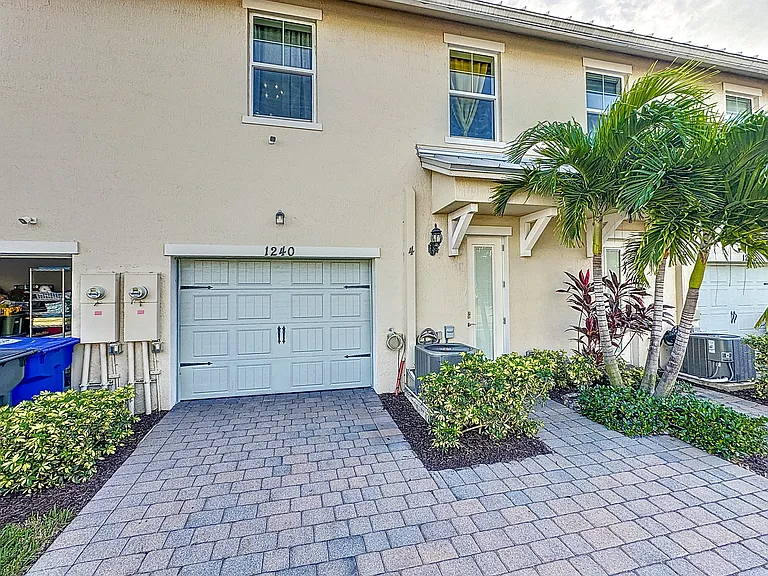 1240 Eucalyptus Dr — Photo 19