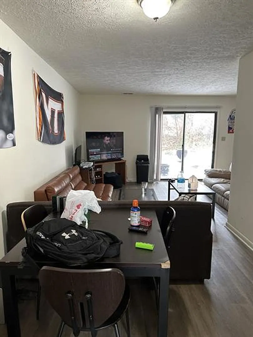 Spacious Townhome Near Campus — Photo 4