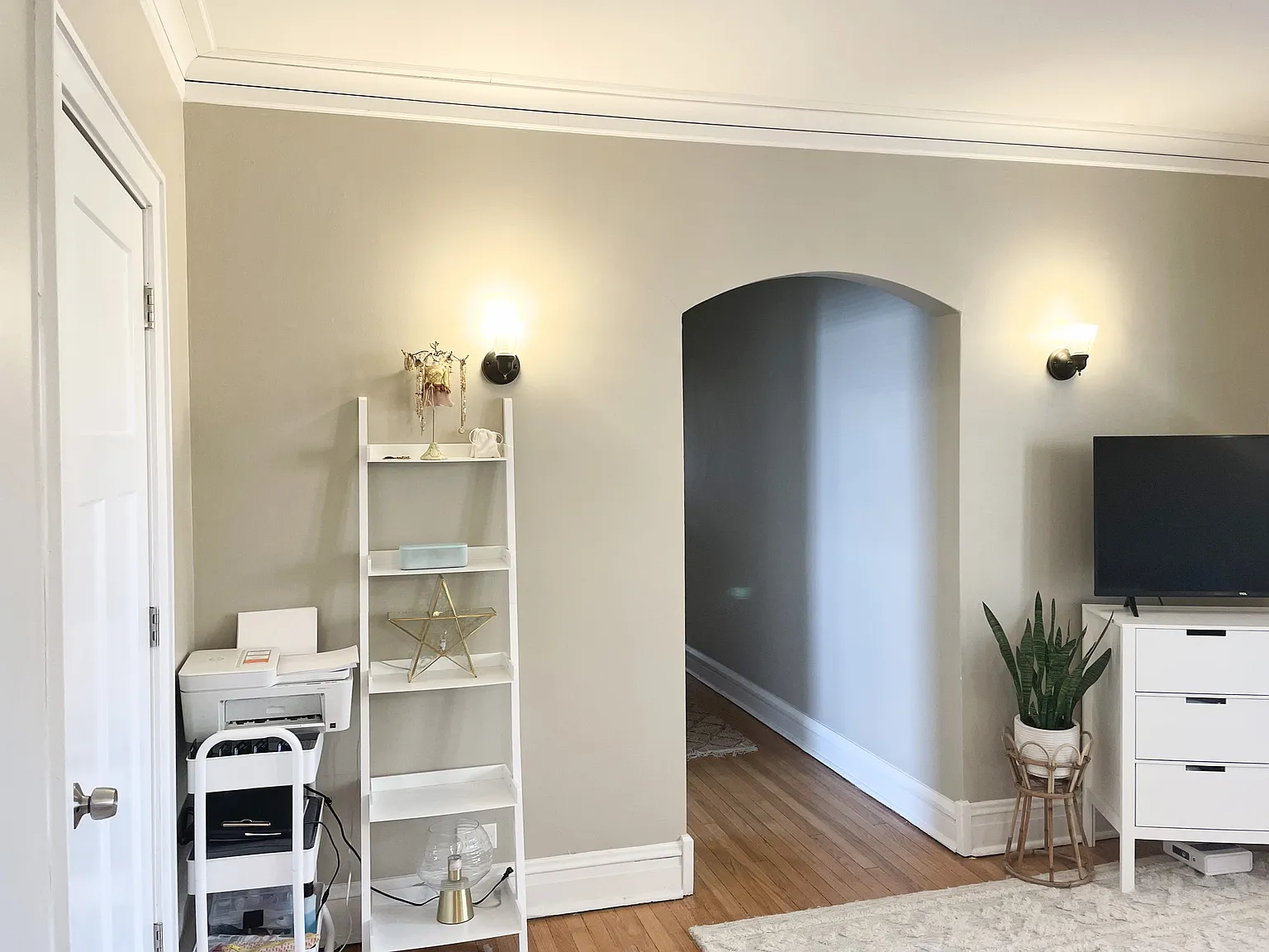 Vibrant, Sunny 1-Bed with Great, Spacious Layout in Superb Berwyn Location! — Photo 3