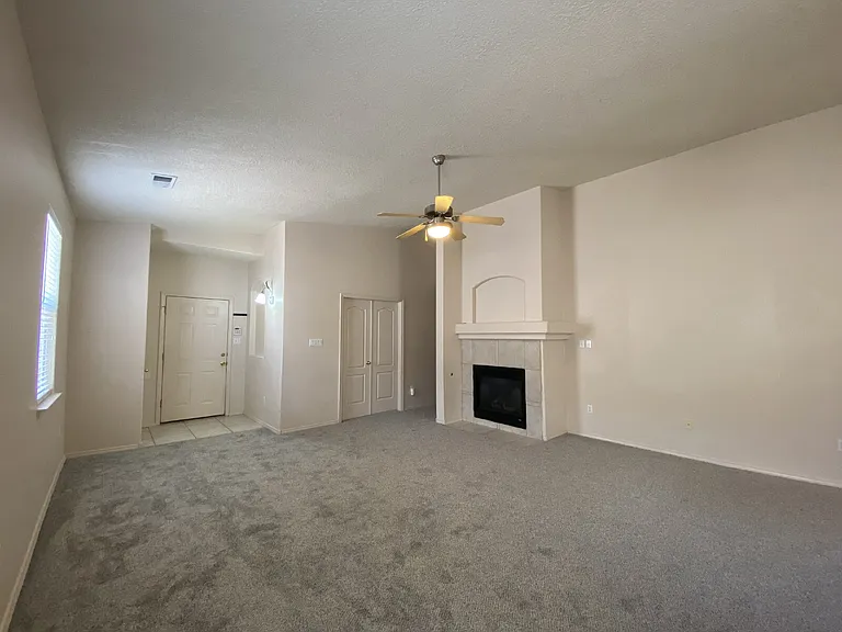 1613 Veridian Dr SE — Photo 3