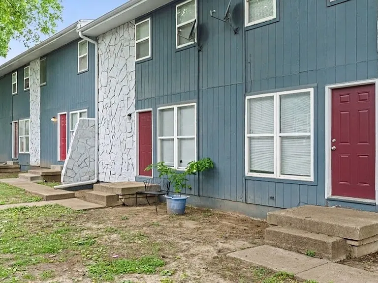 Redwood Village Townhomes — Photo 24