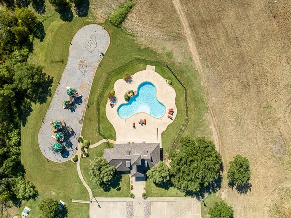 8524 Melrose Ct, Cleburne, TX 76033