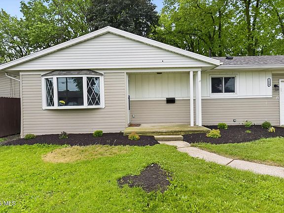 5th image of 1489 Amesbury Rd