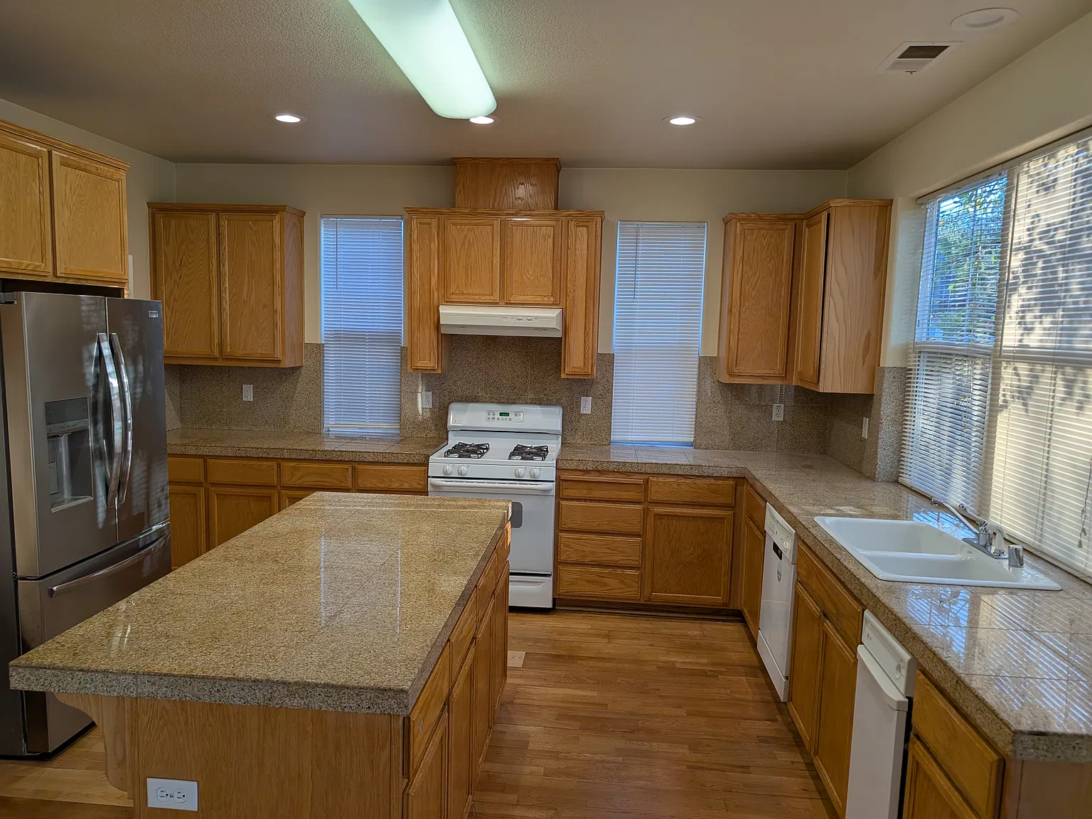 4 bed, 2.5 bath, $3,500 — Photo 3
