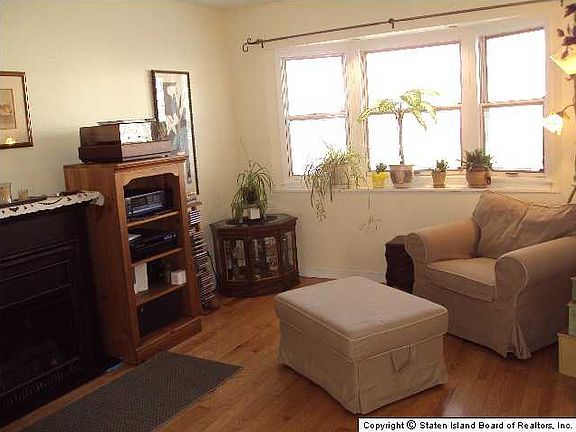 5th image of 109 Carlyle Grn