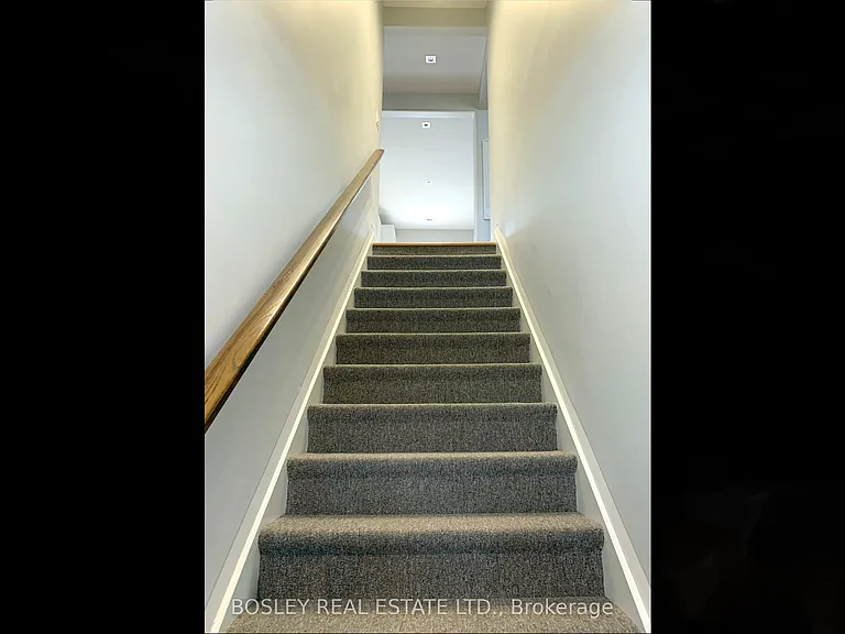 9 Indian Valley Cres — Photo 2