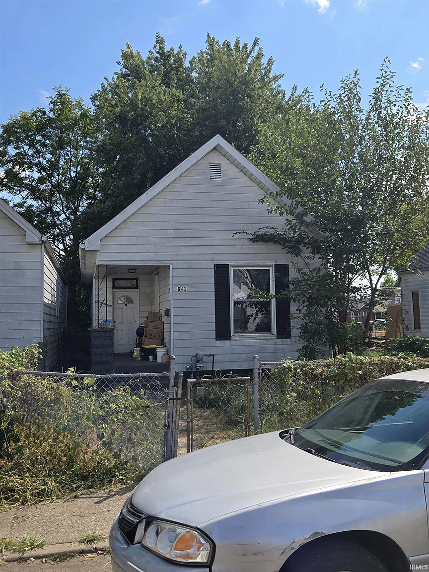 643 E Maryland St photo 1