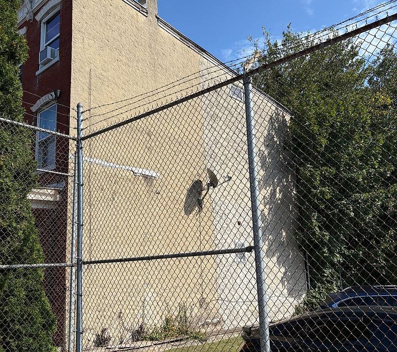 2nd image of 258 E Chestnut St