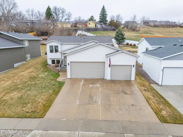 914 N 35th St, Bismarck, ND 58501