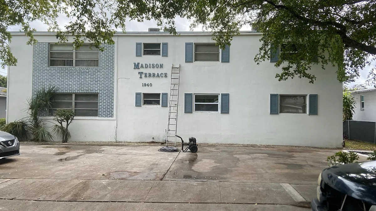 Building Photo - 1940 Madison St #10