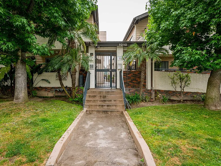 1010 - 1012 E Acacia Ave — Photo 17