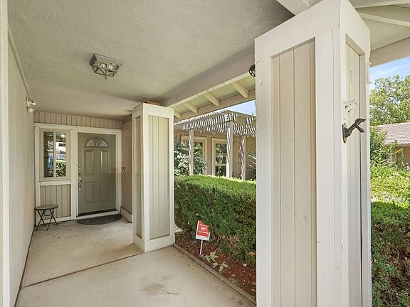 4th image of 530 Mahogany Ln