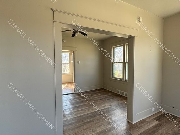 4th image of 726 E York Ave