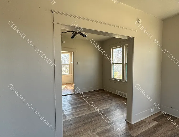 726 E York Ave — Photo 4