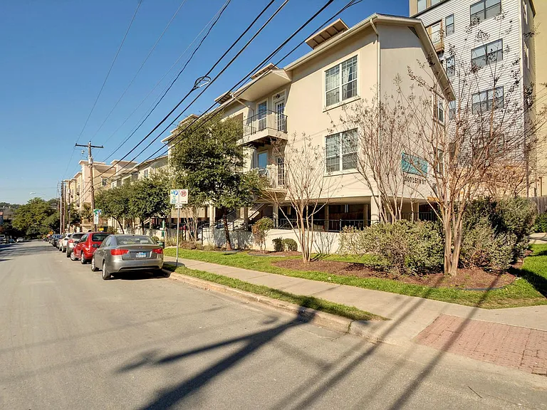 2500 Leon St — Photo 26