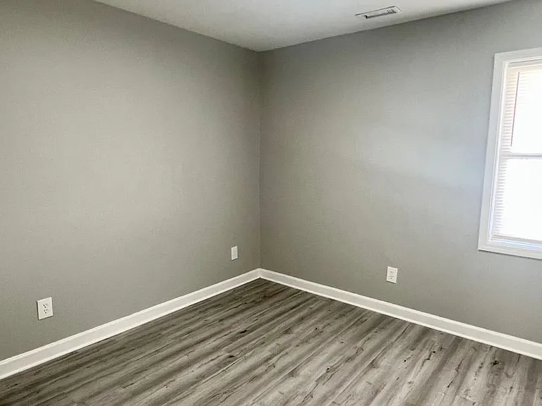 Two bedroom, one bath apartment in Burlington — Photo 20