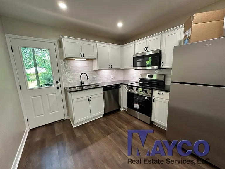 Grand Oaks Apartment Homes — Photo 11