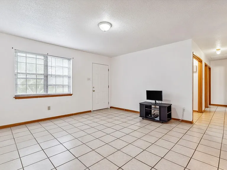 504 Farnell Ln — Photo 9