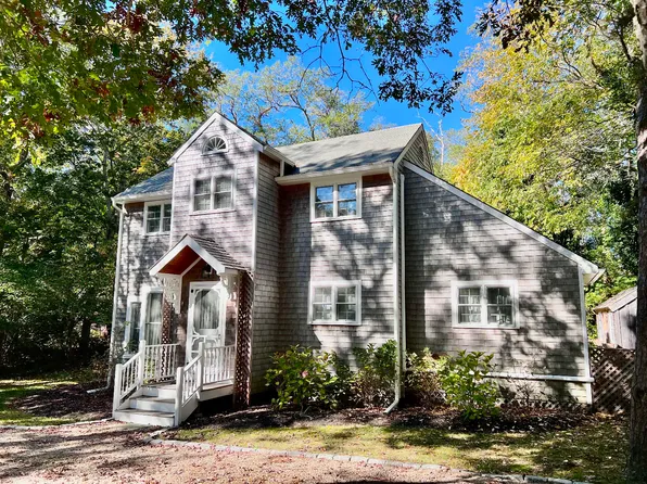 24 Winemack St, Oak Bluffs, MA 02557