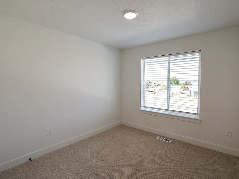 539 N 300 W #0 — Photo 8