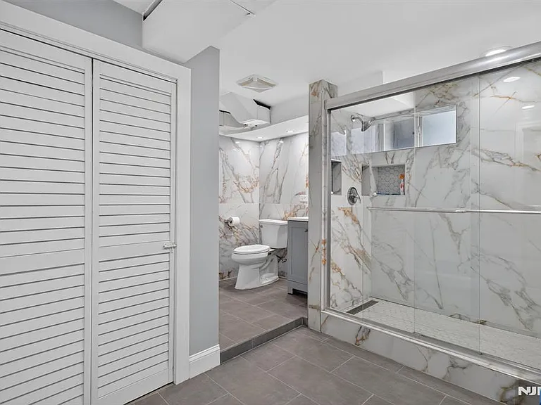 670 John St — Photo 17