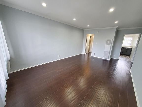 3rd image of 101 S Oxford Ave