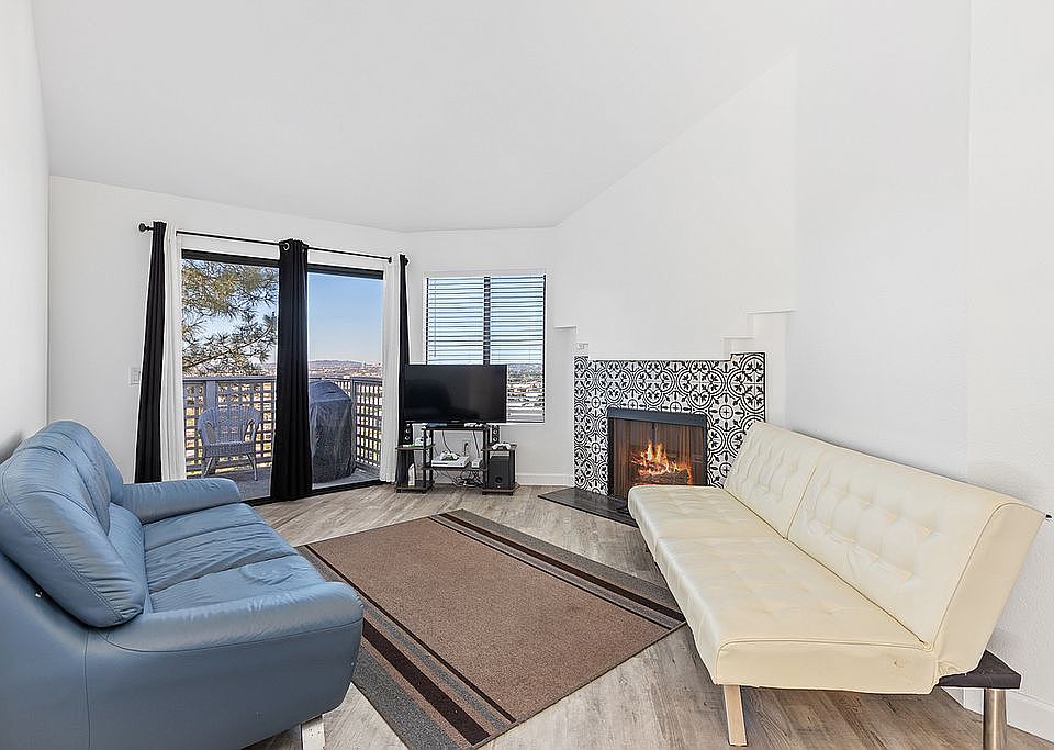 LIVING ROOM WITH VIEWS 