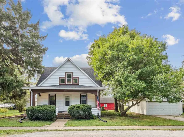 121 Brady St, Hills, IA 52235