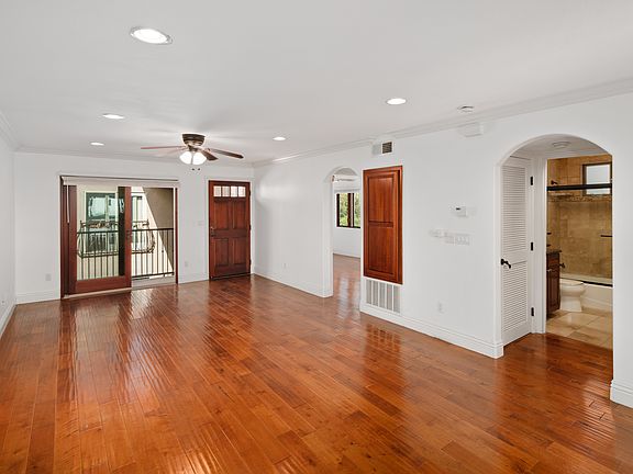 5th image of 525 Marine St Unit 11