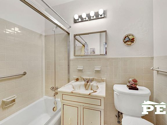3rd image of 2915 W 5th St APT 7H
