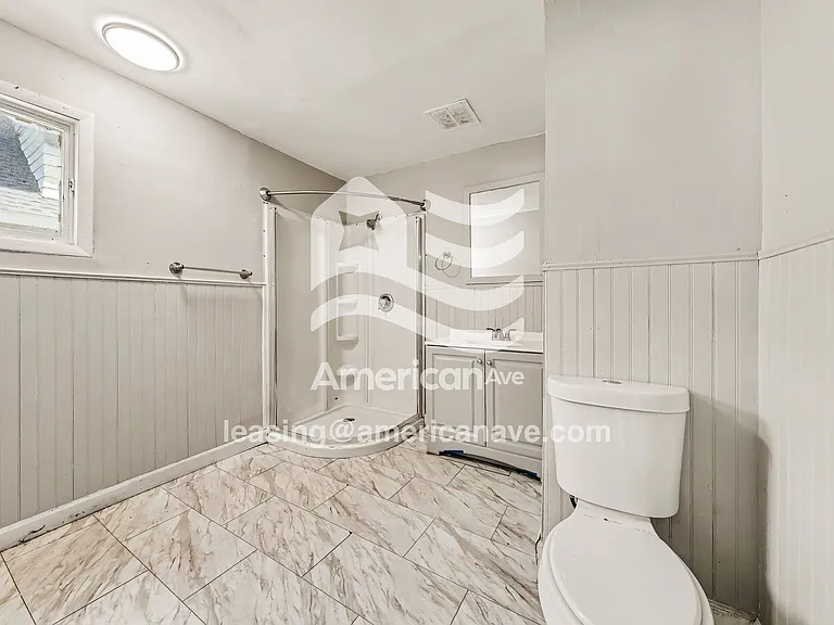 1431942_010_main_bathroom_11.jpg