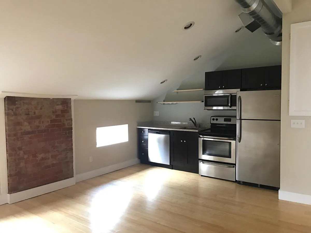 Building Photo - 2733 Woodburn Ave #402