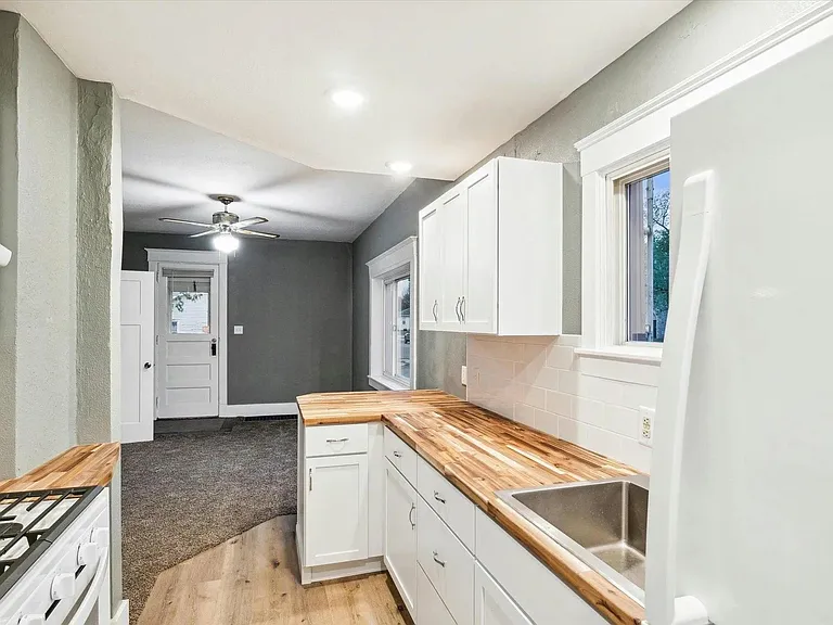 2901 Wall St — Photo 9