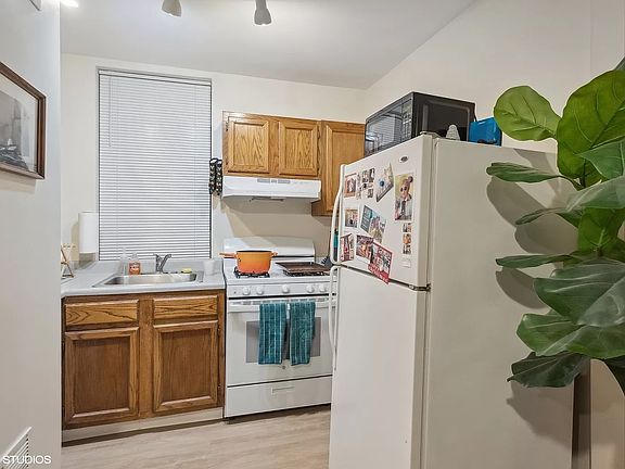 4th image of 2018 N Leavitt St APT 1R