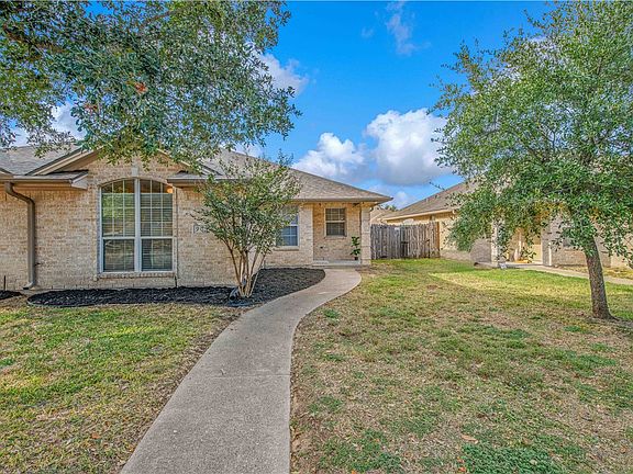 2nd image of 901 Crepe Myrtle St